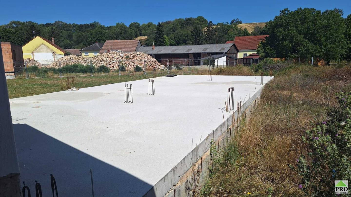 Schönes großes Baugrundstück  in Pürstendorf mit Althausbestand, Fundamente und Anschlüsse für Neubau.
