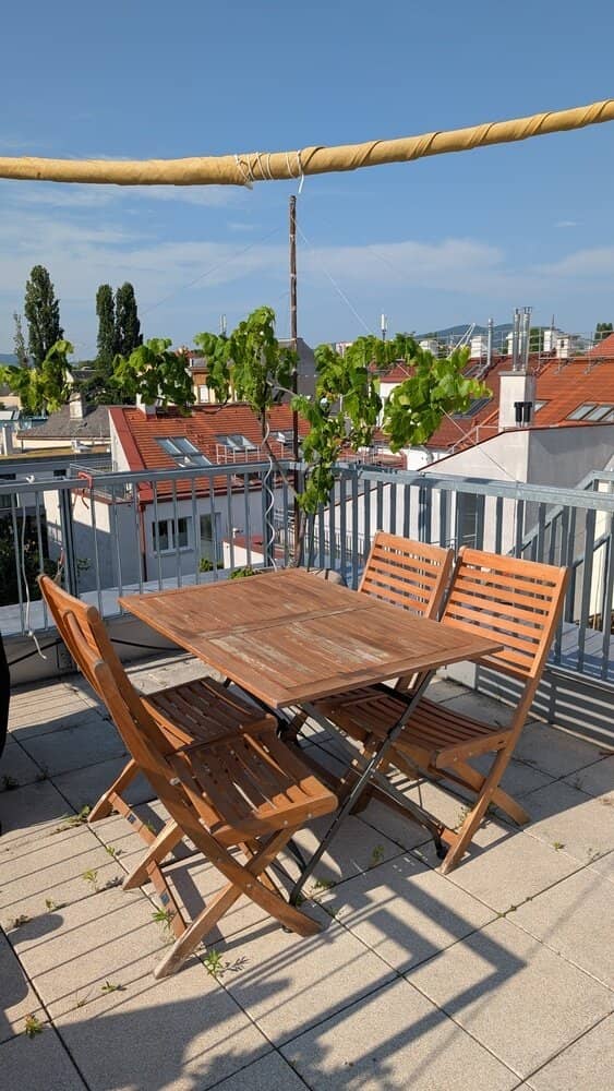 Enjoy golden autumn on the large roof terrace - floor cooling/heating included. Near Kirchenplatz Atzgersdorf
