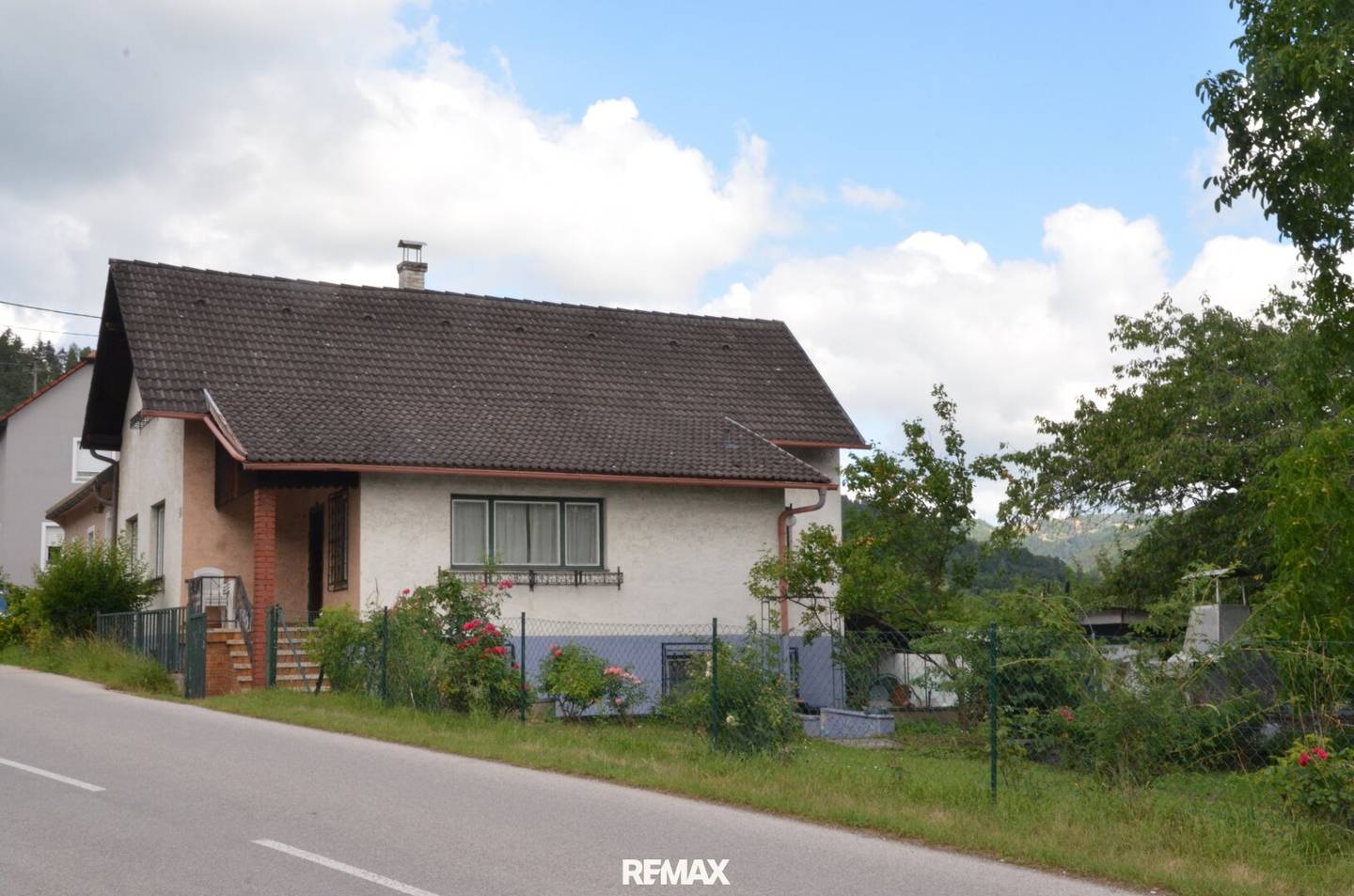 Charming single-family house with large natural garden, vaulted cellar and splendid view
