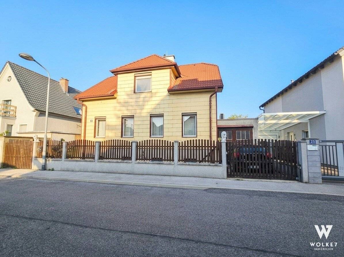 Charming single-family house with great potential in a quiet location near the SCS