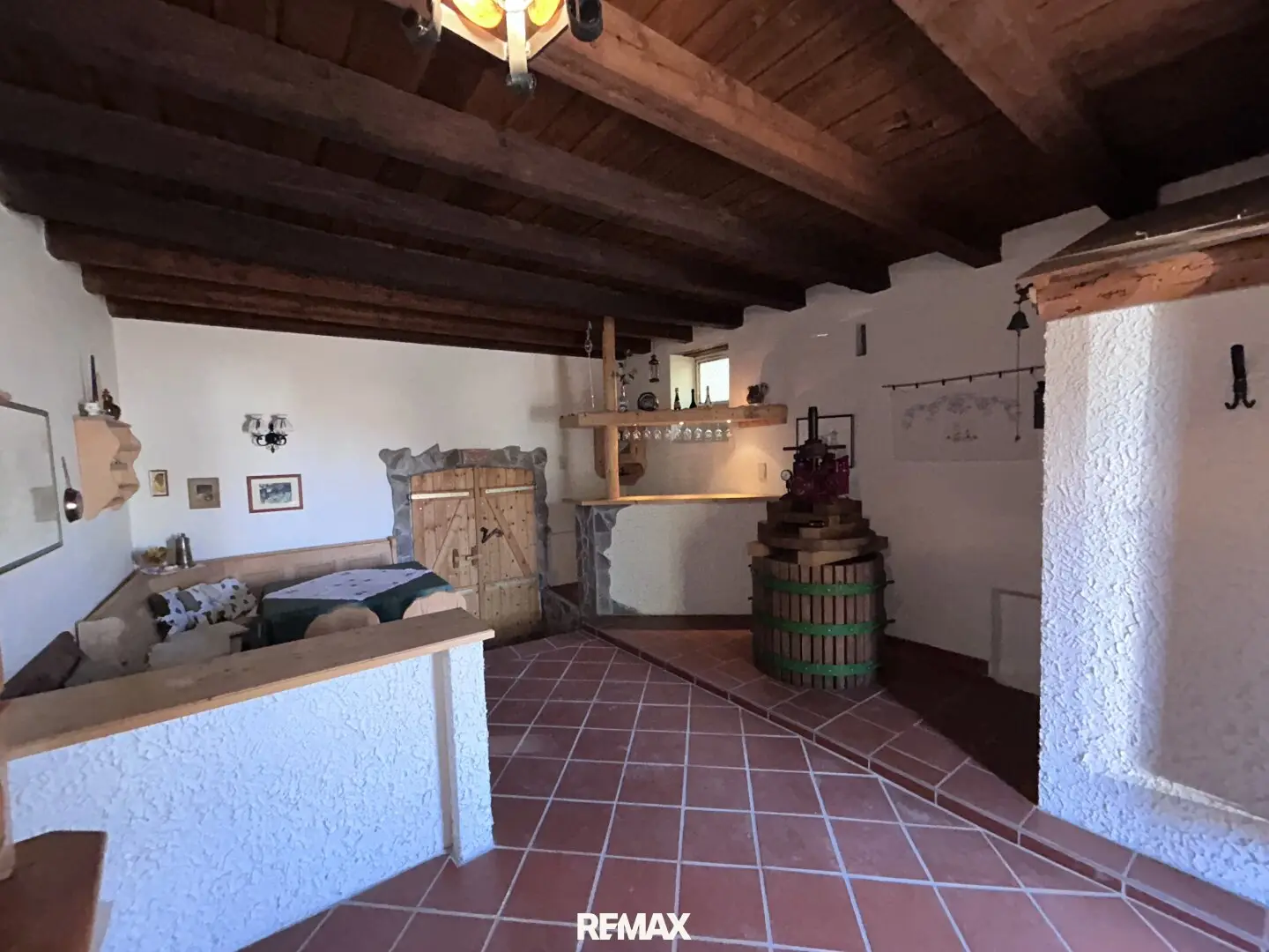 Lovingly maintained party cellar with special flair