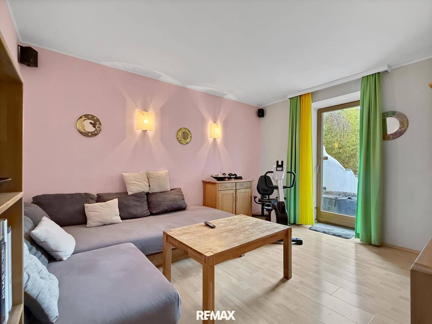NEW PRICE! Residential house with swimming pond - 2 residential units and business possible