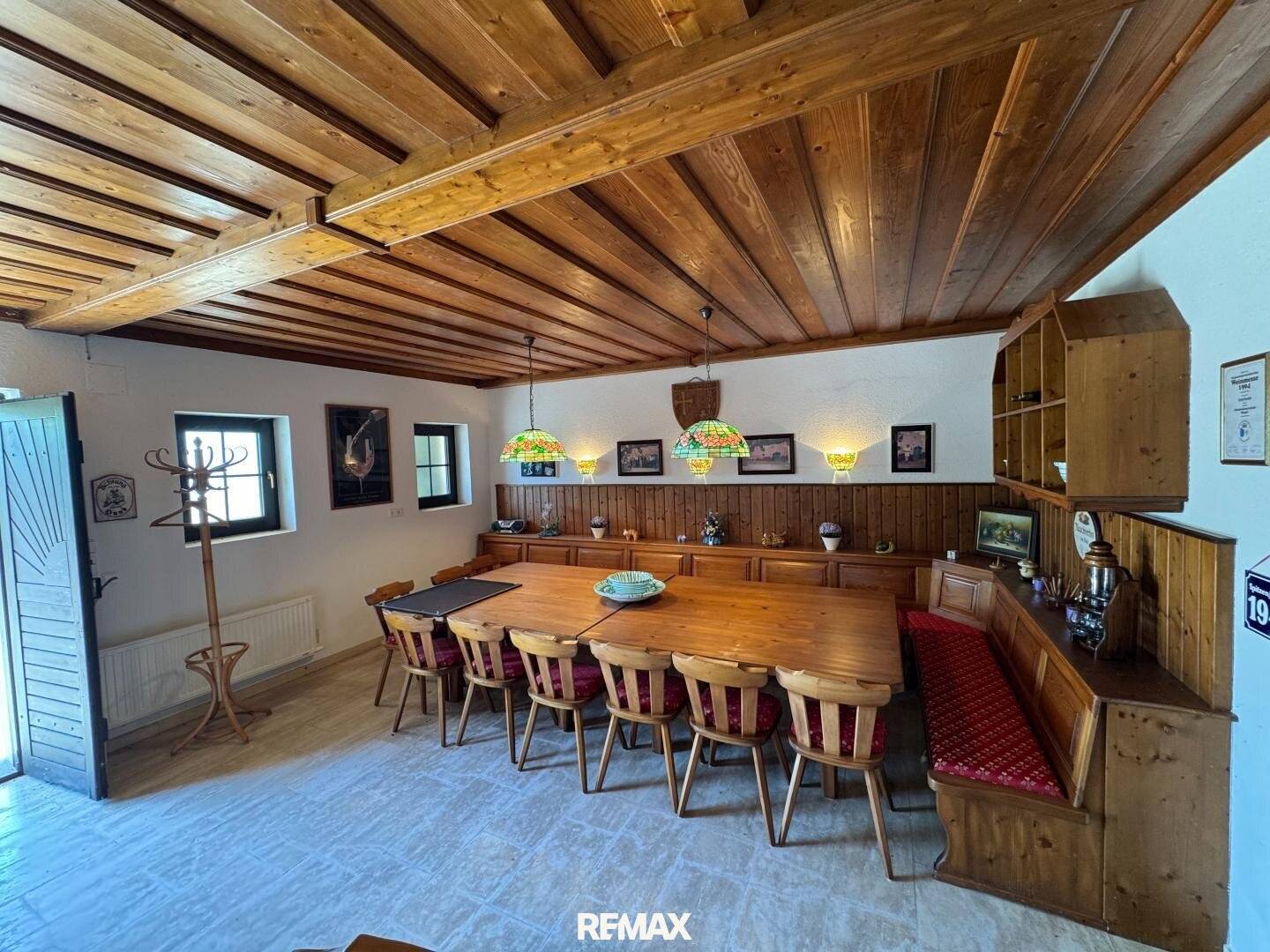 Press house with wine cellar and plot