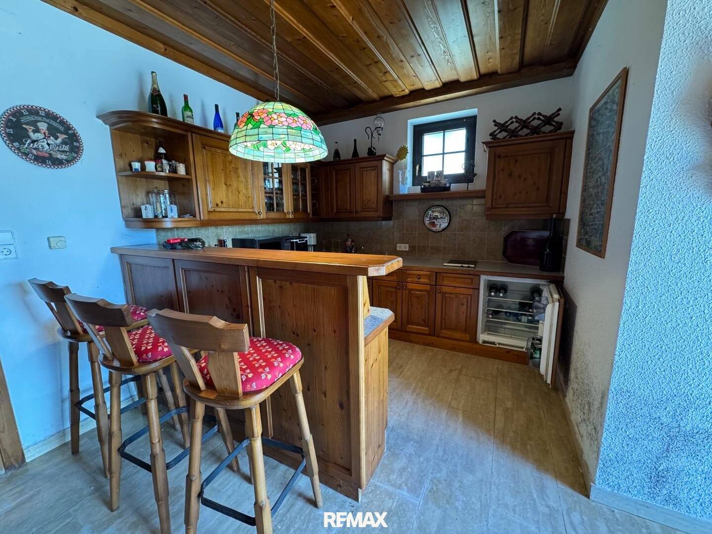 Press house with wine cellar and plot