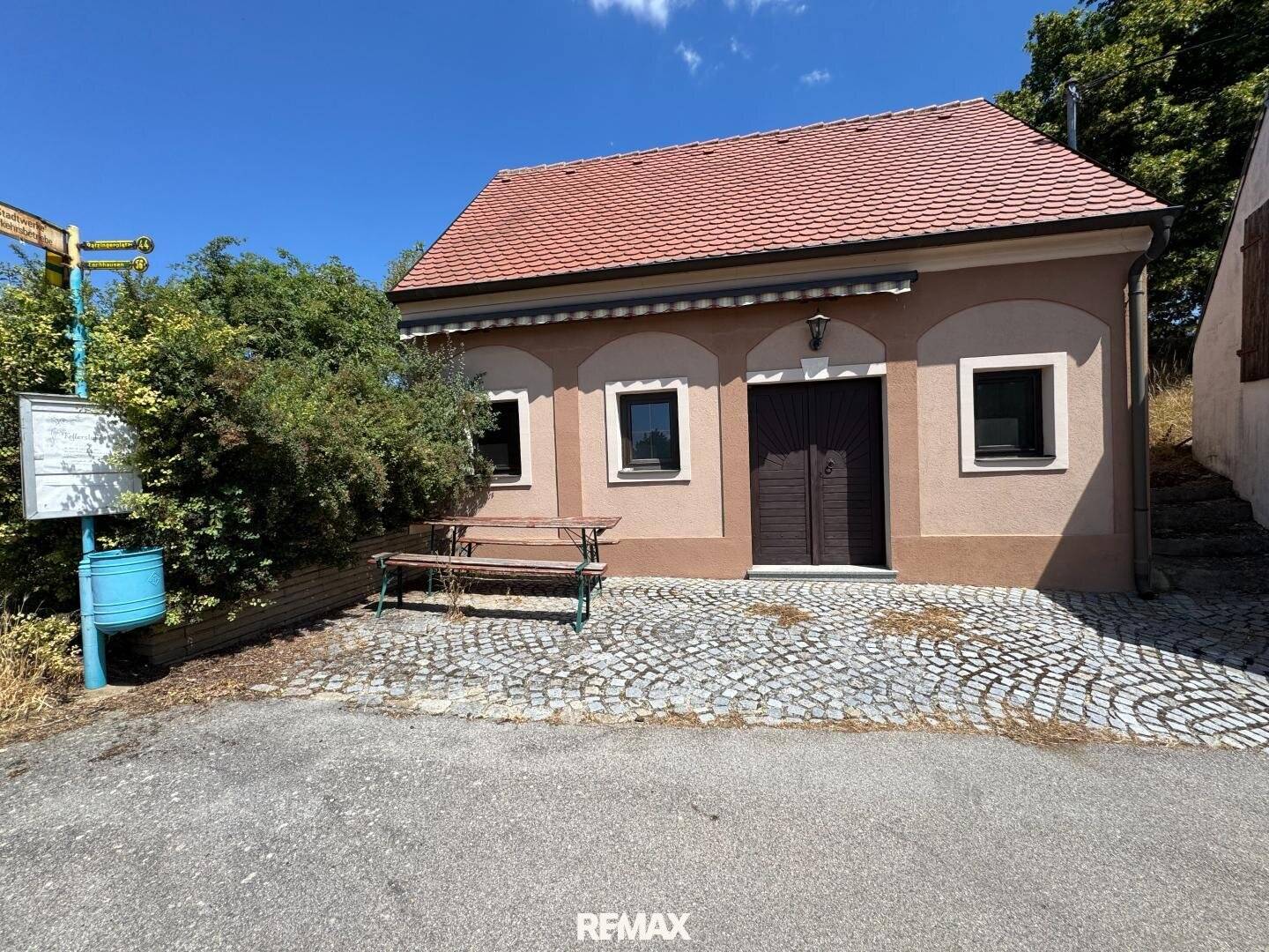 Press house with wine cellar and plot