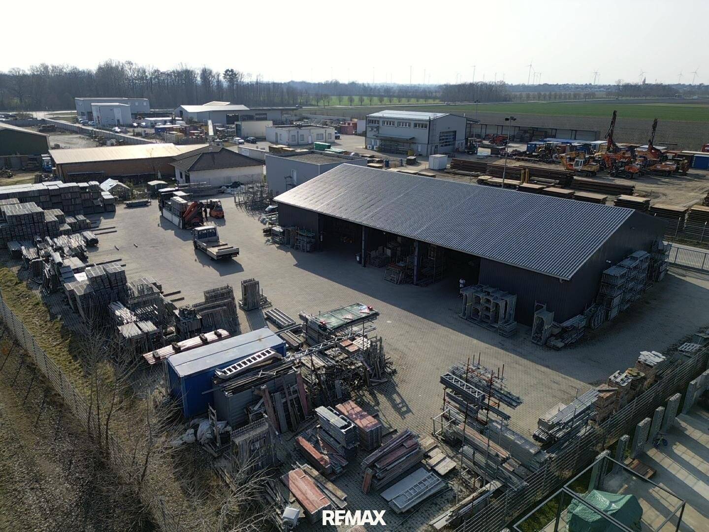 Commercial site with hall in Untersiebenbrunn