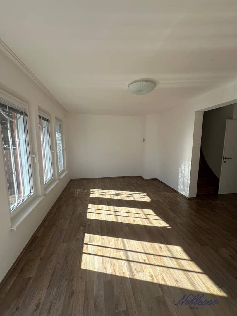 Spacious mid-terrace house near Donauzentrum including garage parking space for one car