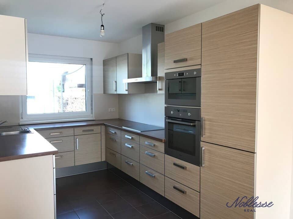 Spacious mid-terrace house near Donauzentrum including garage parking space for one car