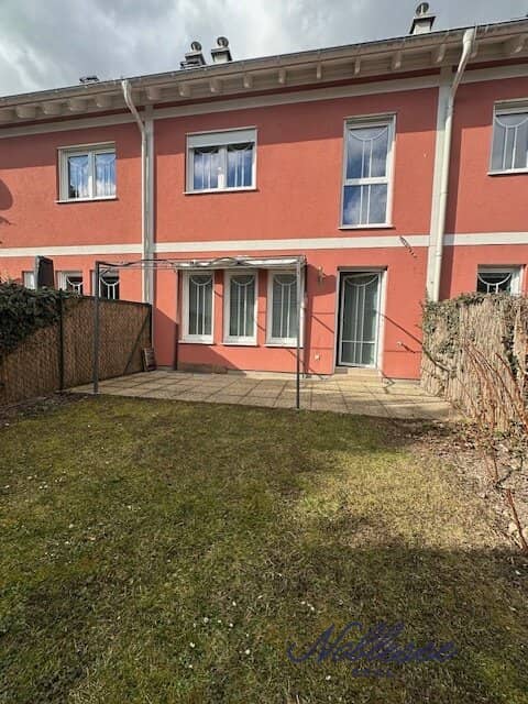Spacious mid-terrace house near Donauzentrum including garage parking space for one car