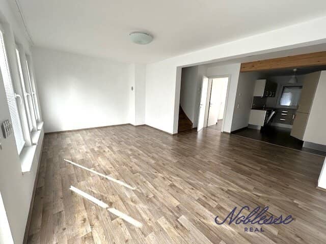 Spacious mid-terrace house near Donauzentrum including garage parking space for one car