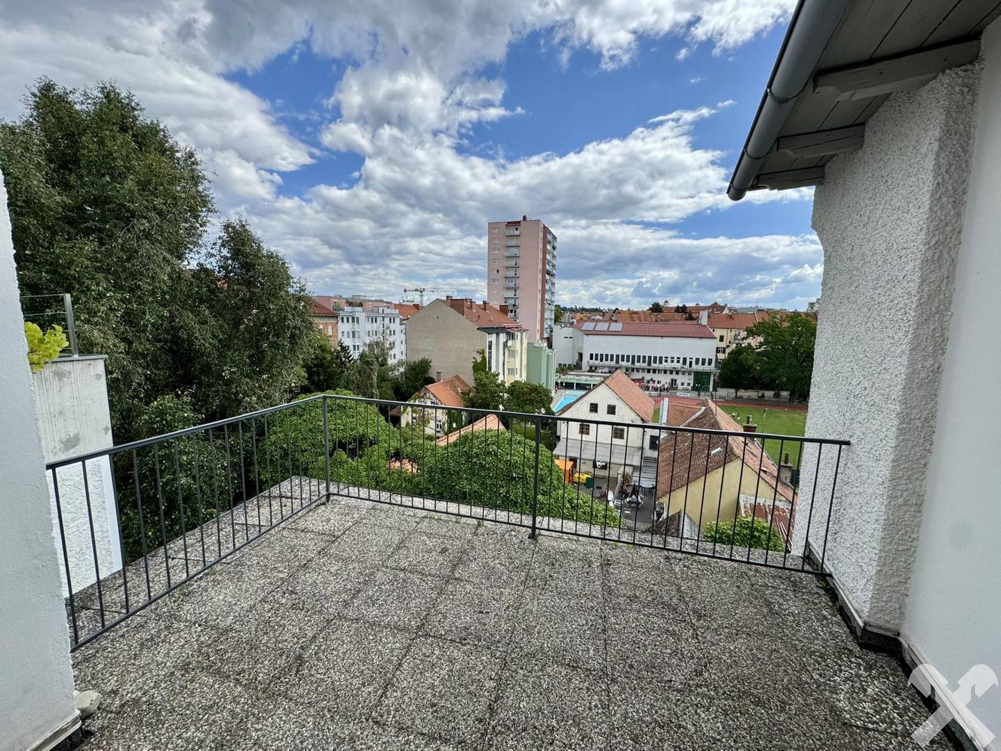 Dachgeschosswohnung mit ruhiger Dachterrasse und grünem Weitblick