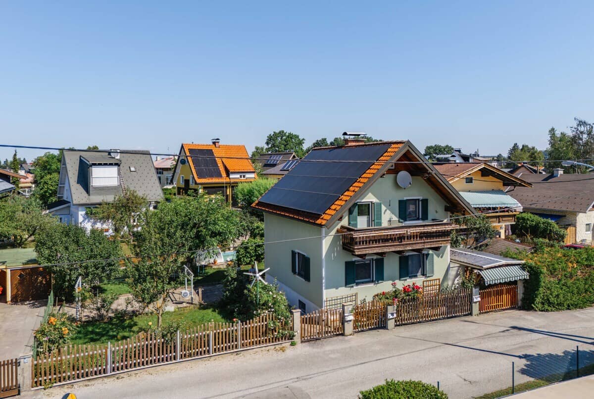 Charming home with garden and pool Familienwohnung