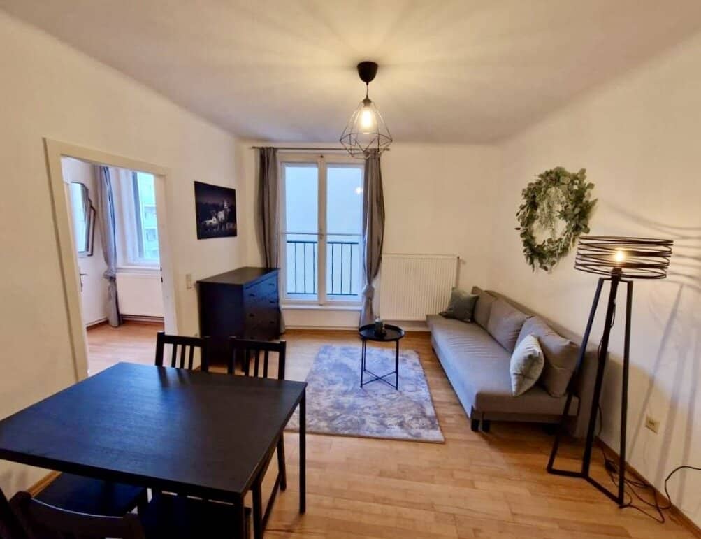 Rented 2-room investment apartment in quiet location, courtyard, fitted kitchen, elevator, ongoing rental income