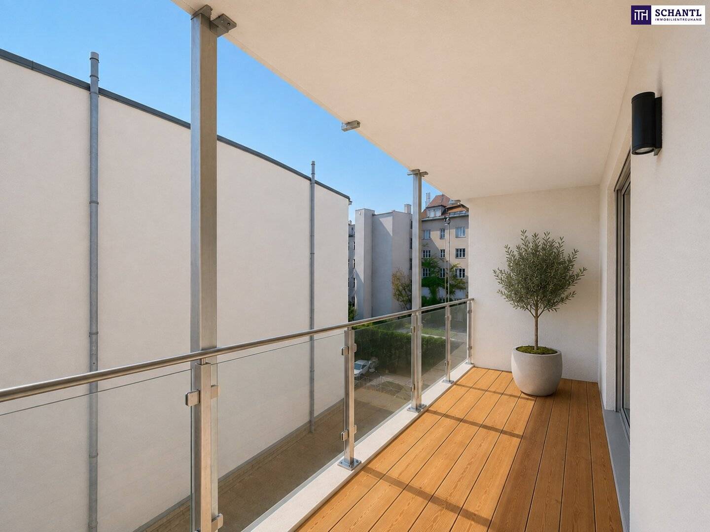Exclusive living on an entire floor – comprehensively renovated historic period building with two balconies and 6 rooms