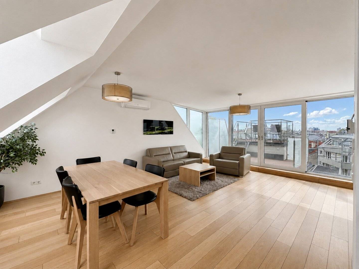 3-room maisonette attic apartment with south balcony near Augarten