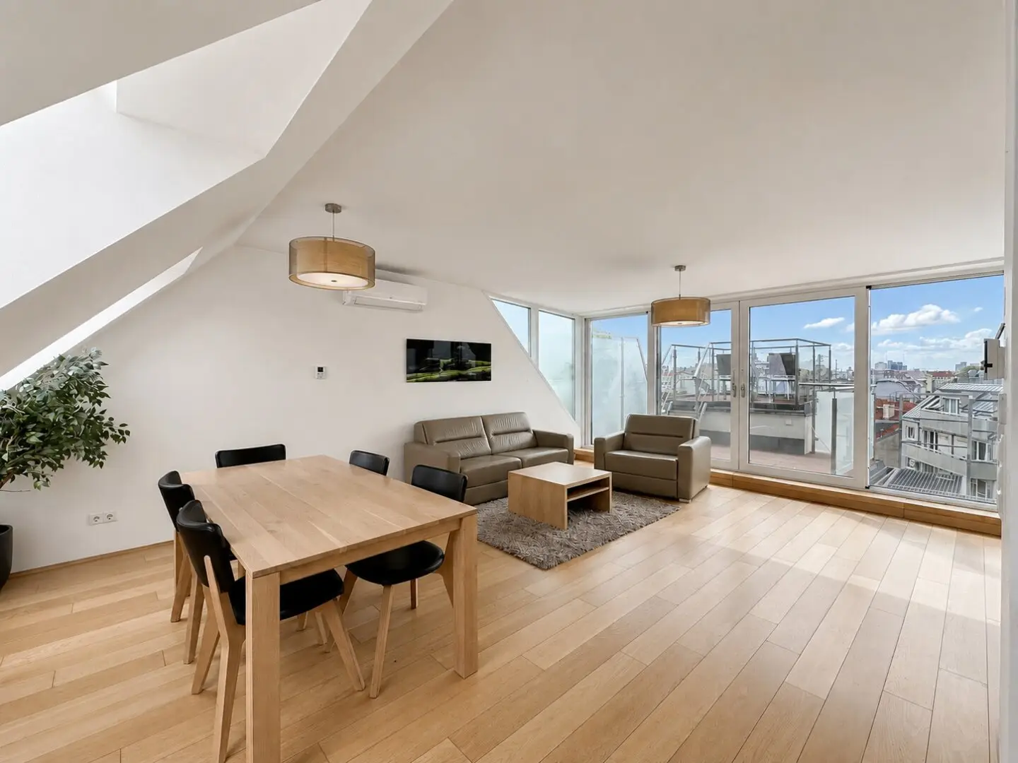 3-room maisonette attic apartment with south balcony near Augarten