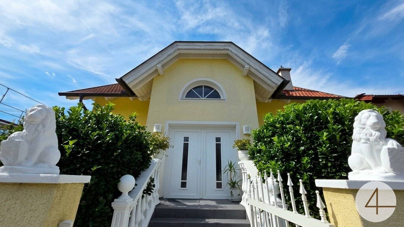 Wohnen mit Stil – Exklusives Einfamilienhaus mit traumhaftem Garten und idyllischem Teich !