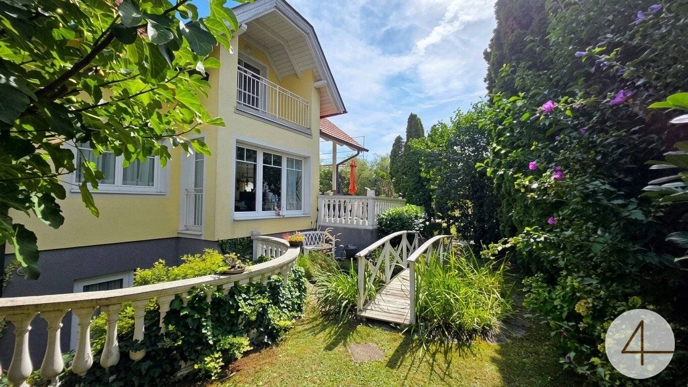 Wohnen mit Stil – Exklusives Einfamilienhaus mit traumhaftem Garten und idyllischem Teich !