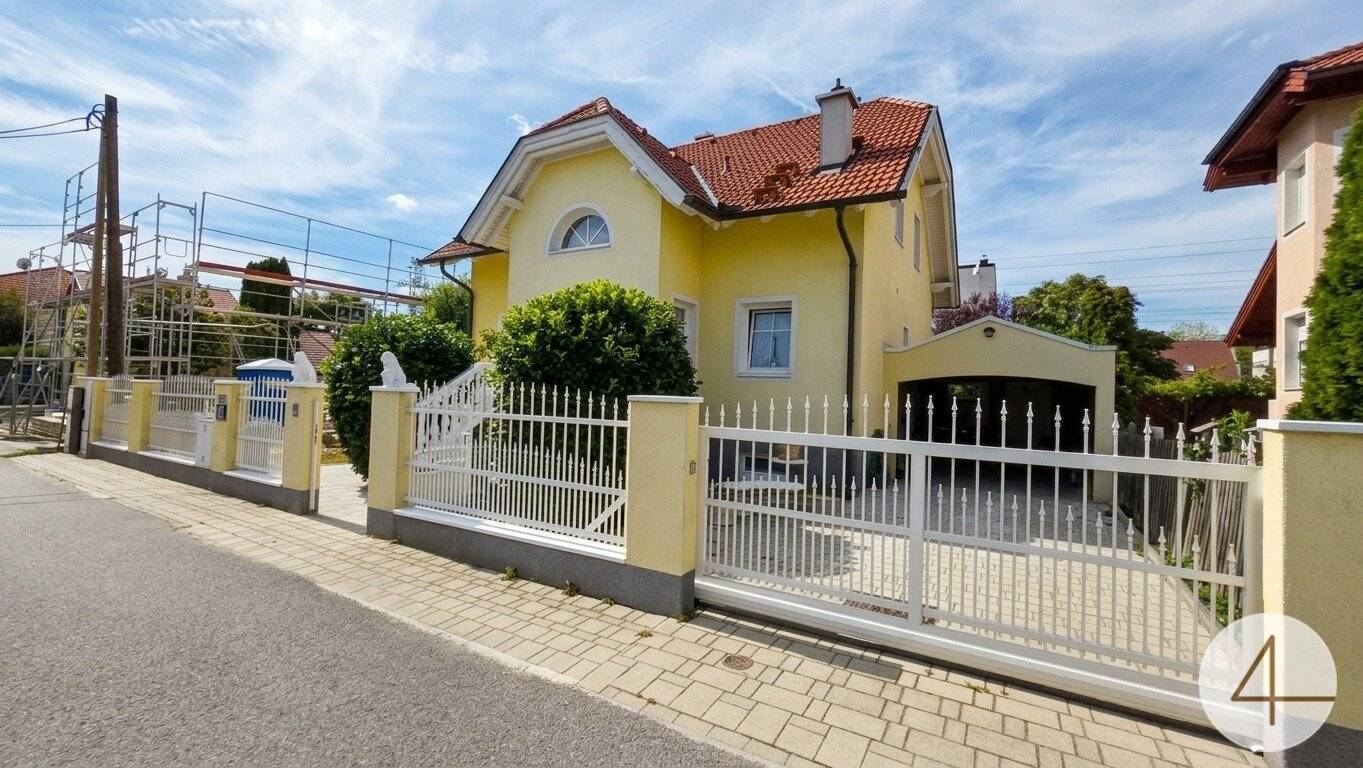 Wohnen mit Stil – Exklusives Einfamilienhaus mit traumhaftem Garten und idyllischem Teich !