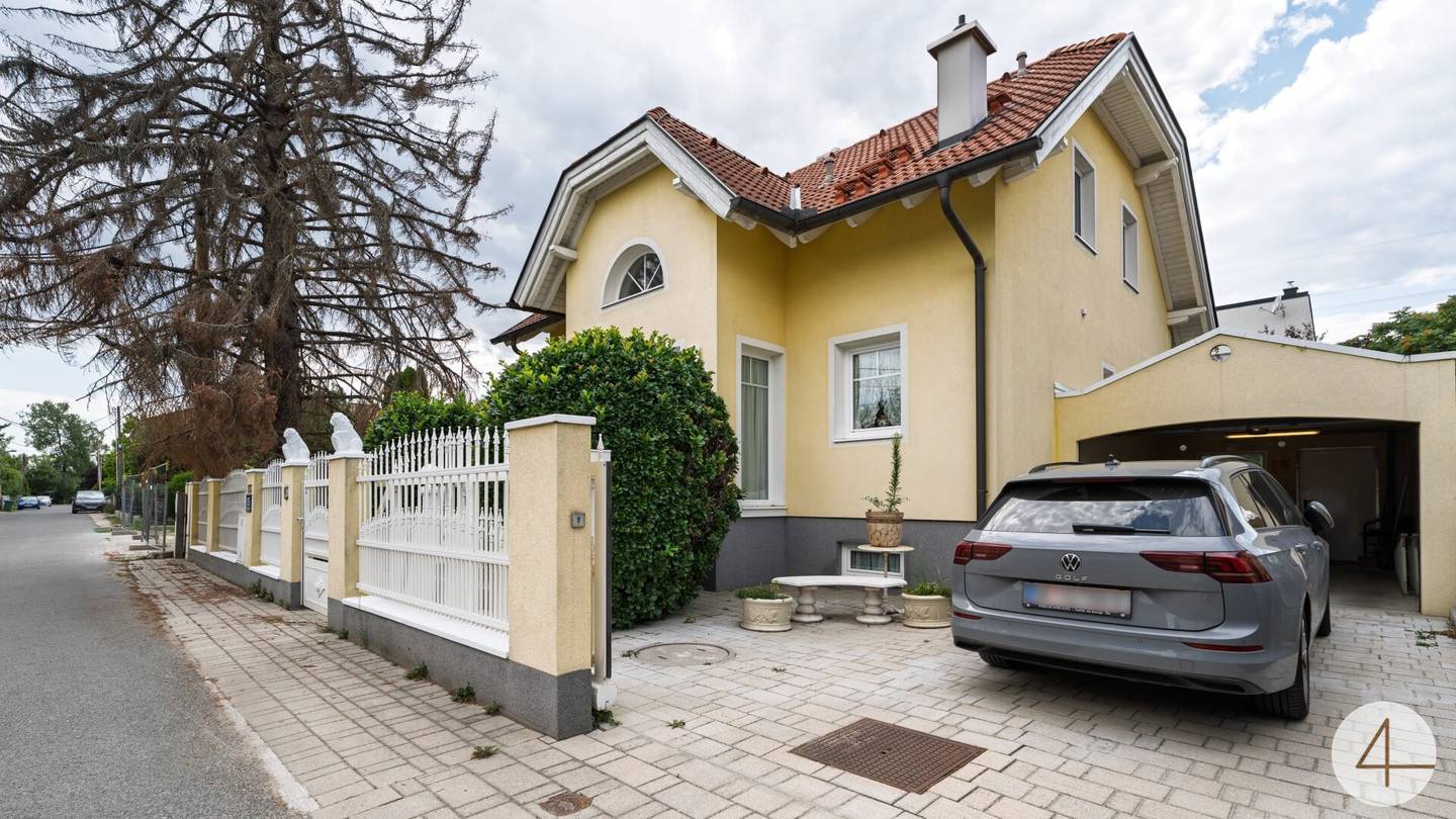 Wohnen mit Stil – Exklusives Einfamilienhaus mit traumhaftem Garten und idyllischem Teich !