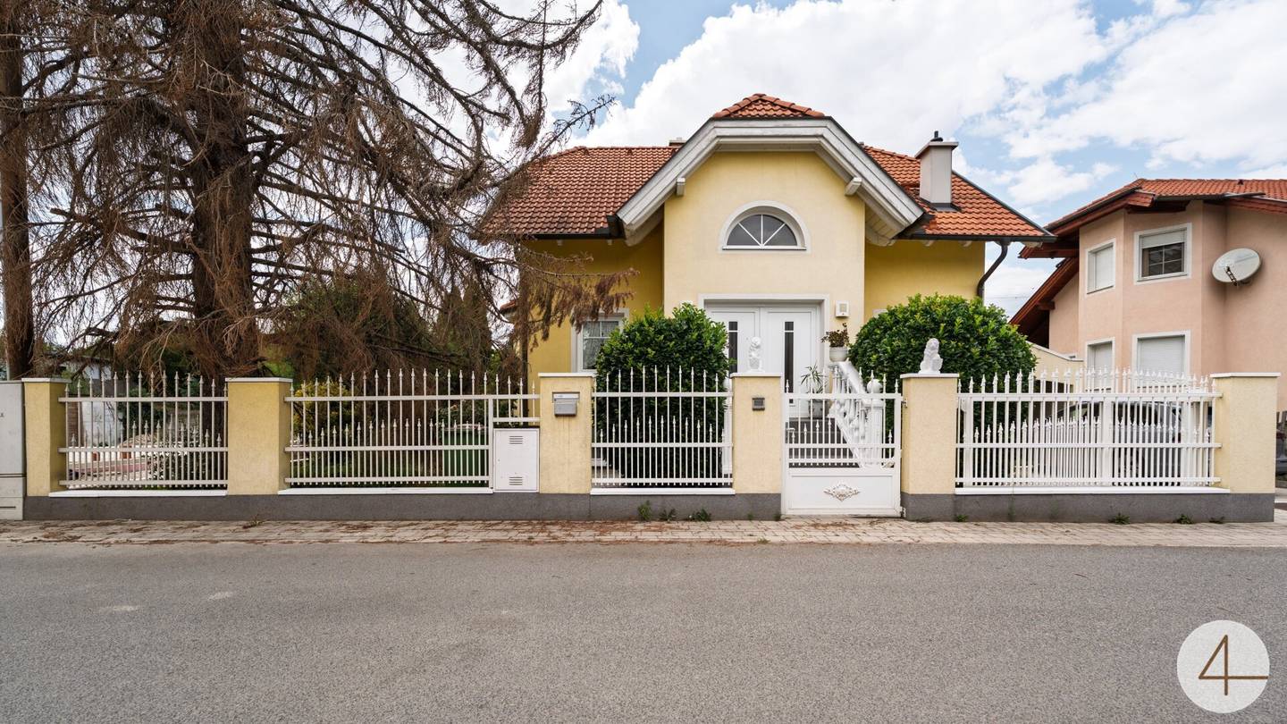 Wohnen mit Stil – Exklusives Einfamilienhaus mit traumhaftem Garten und idyllischem Teich !