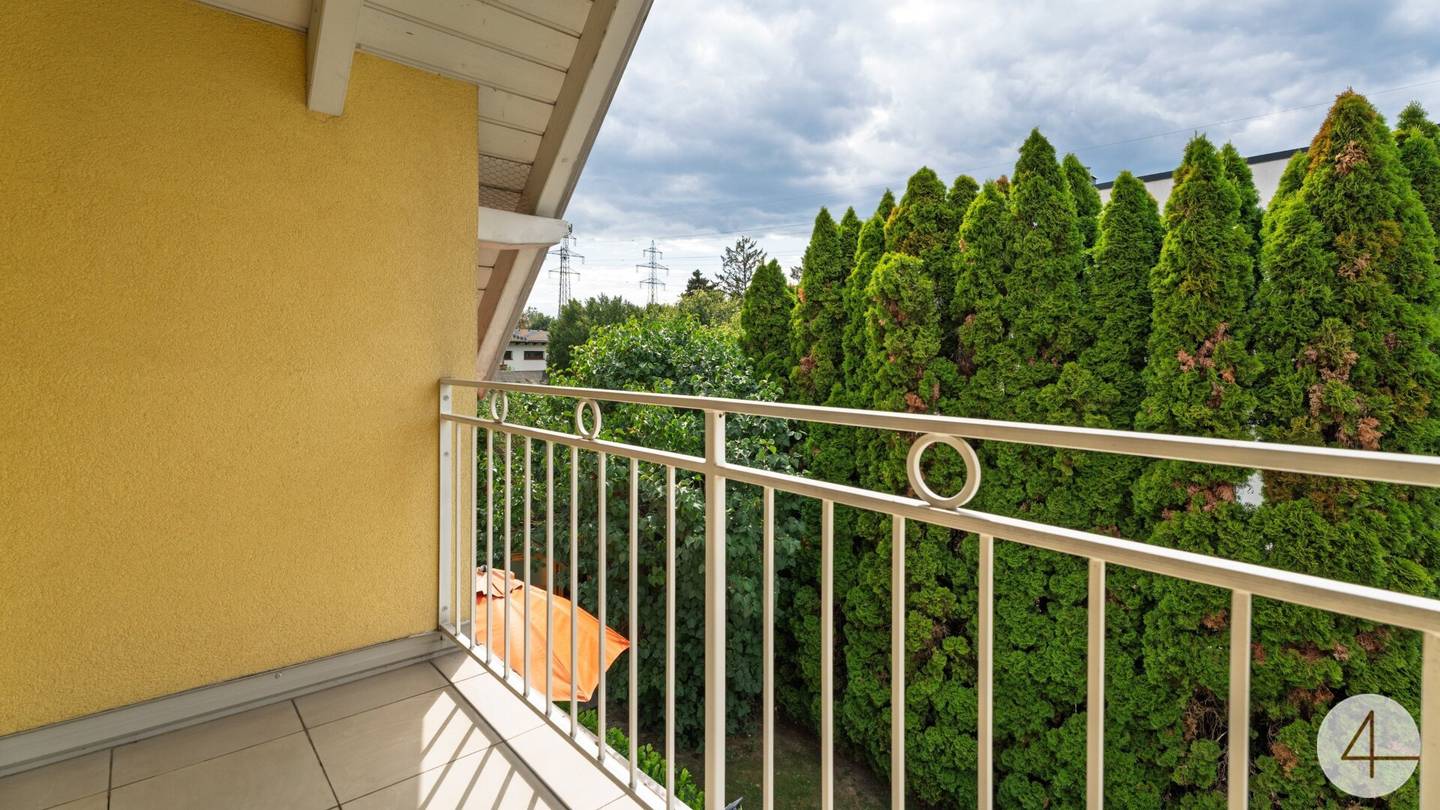 Wohnen mit Stil – Exklusives Einfamilienhaus mit traumhaftem Garten und idyllischem Teich !
