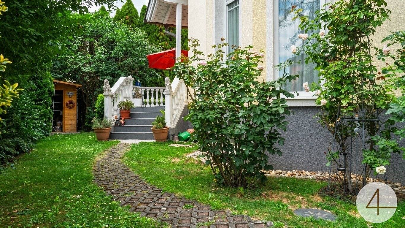 Wohnen mit Stil – Exklusives Einfamilienhaus mit traumhaftem Garten und idyllischem Teich !
