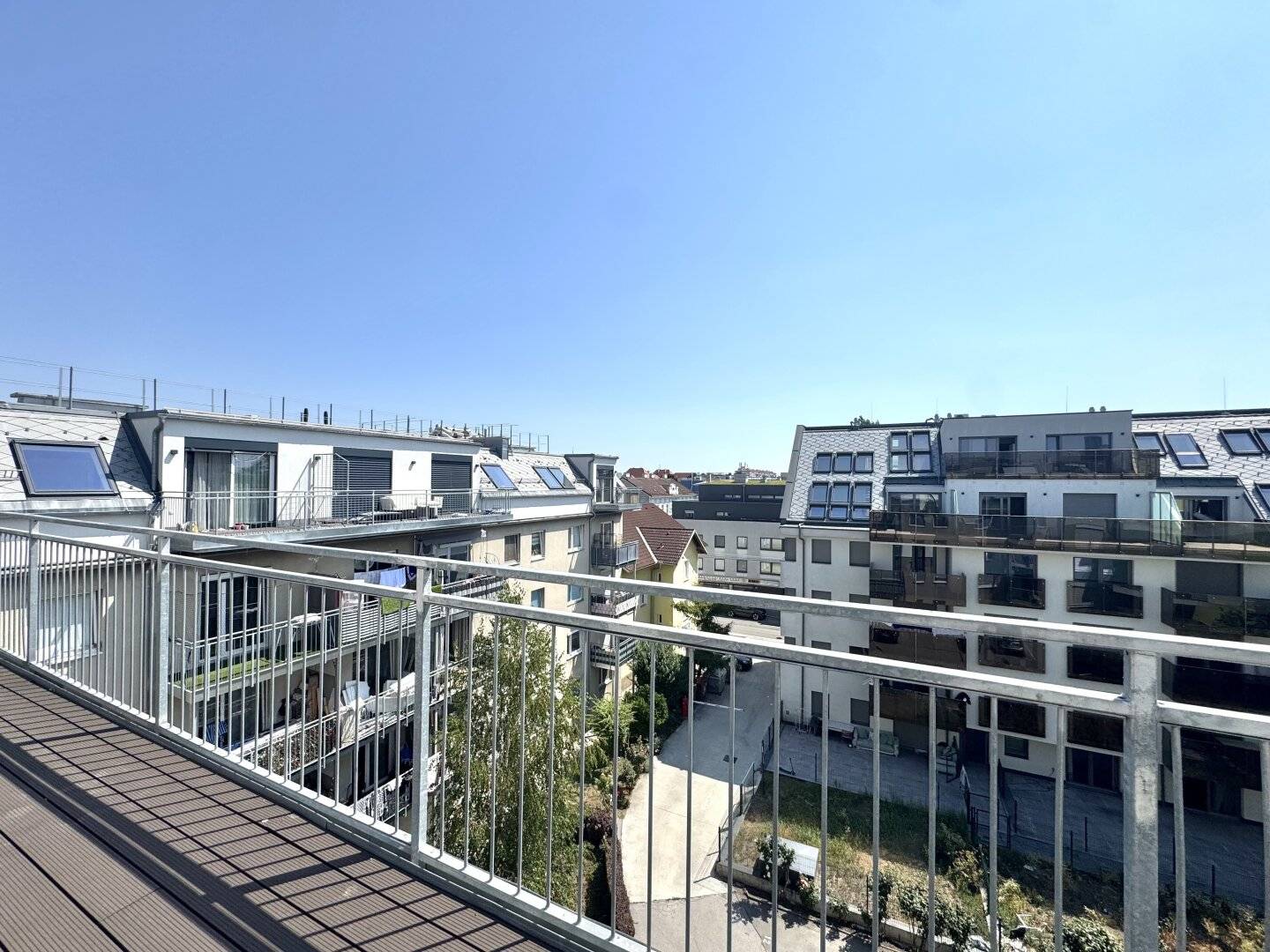 Spacious top floor apartment with sunny balcony - air conditioning - first occupancy