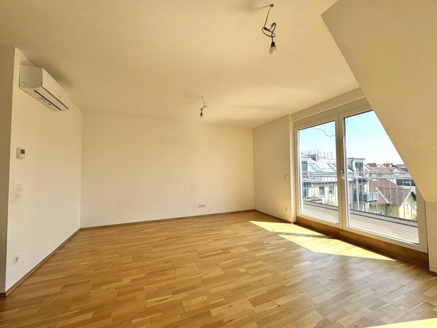 Spacious top floor apartment with sunny balcony - air conditioning - first occupancy