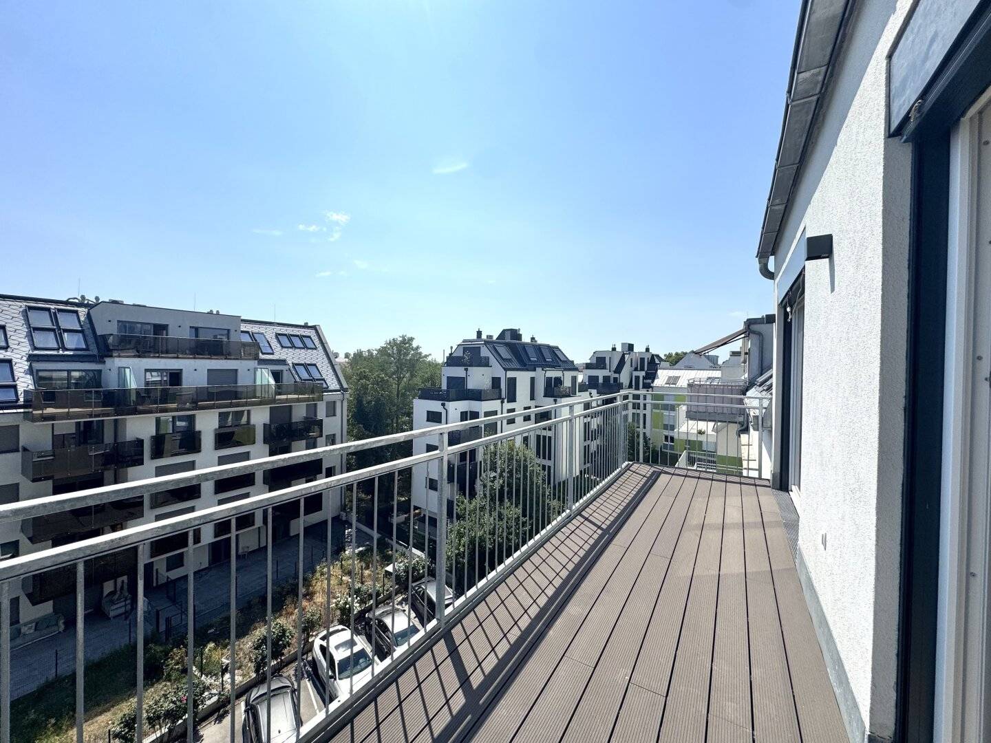 Spacious top floor apartment with sunny balcony - air conditioning - first occupancy