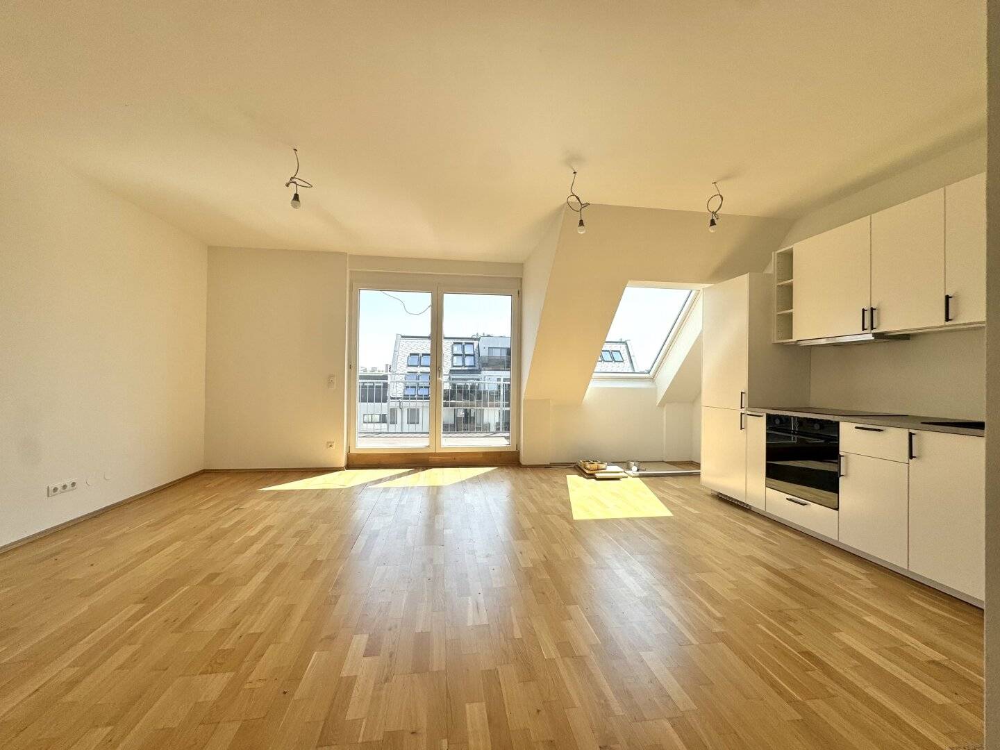 Spacious top floor apartment with sunny balcony - air conditioning - first occupancy