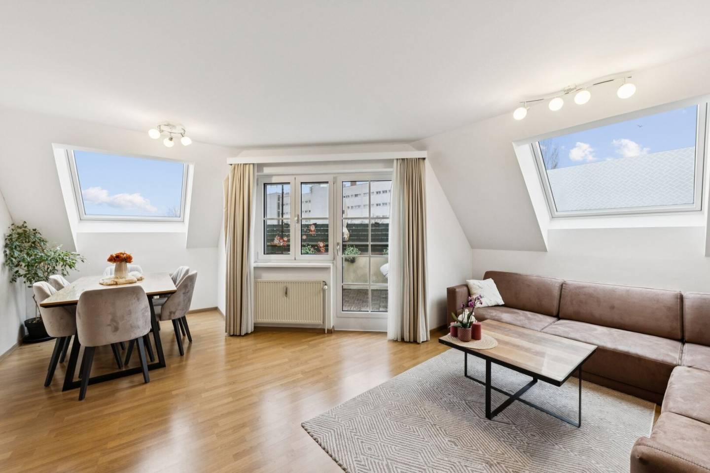Wohnen in Hirschstetten – Gepflegte 3 Zimmer Wohnung mit Terrasse
