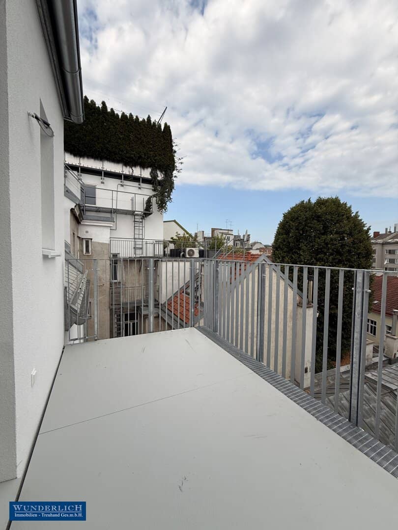 Attic apartment with large balcony Top first occupancy