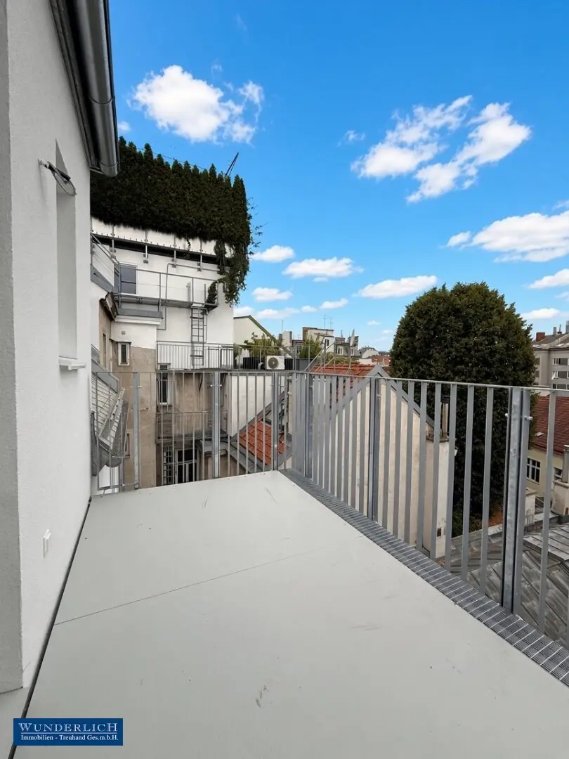 Attic apartment with large balcony Top first occupancy