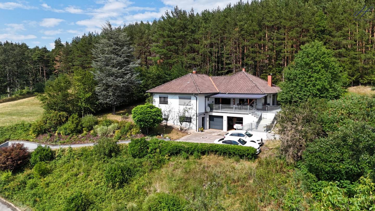 Exklusiver Bungalow in Alleinlage mit eigenem Wald, traumhaftem Fernblick und absoluter Privatsphäre