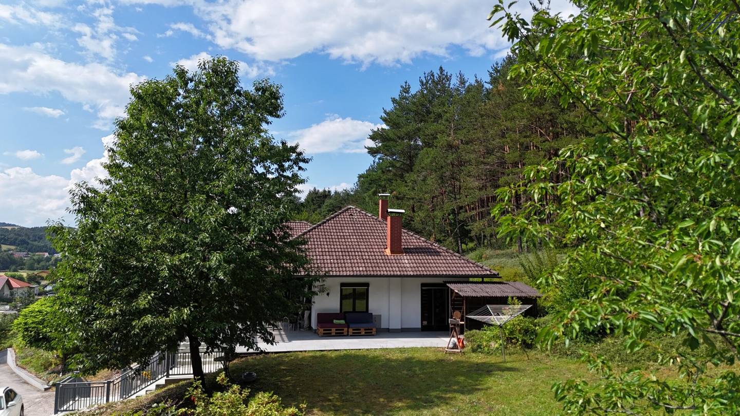 Exklusiver Bungalow in Alleinlage mit eigenem Wald, traumhaftem Fernblick und absoluter Privatsphäre