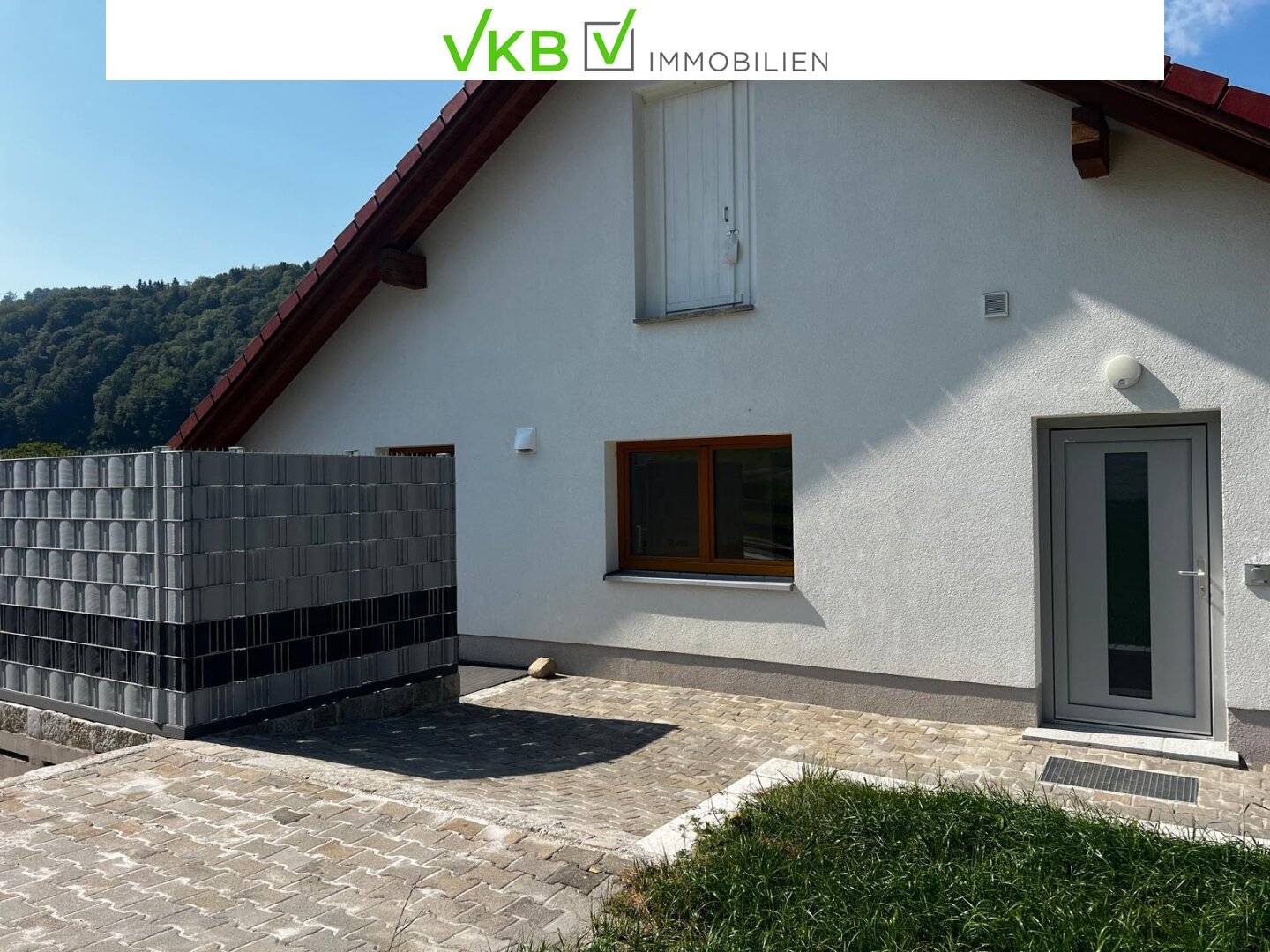 Spacious riverside living on the Danube bank – 106 m² with terrace and side view of the Danube