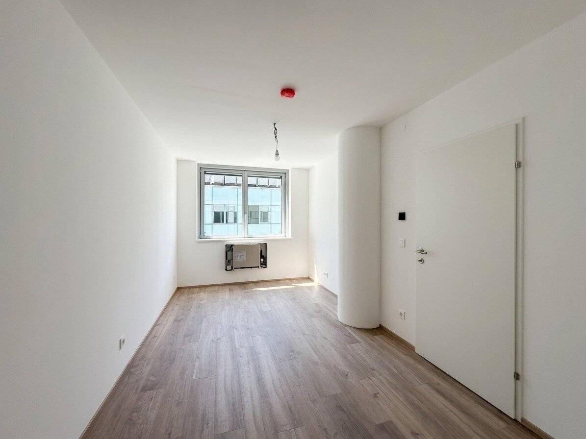 First occupancy New 3-room apartment with walk-in closet and cooling directly at U4 U6