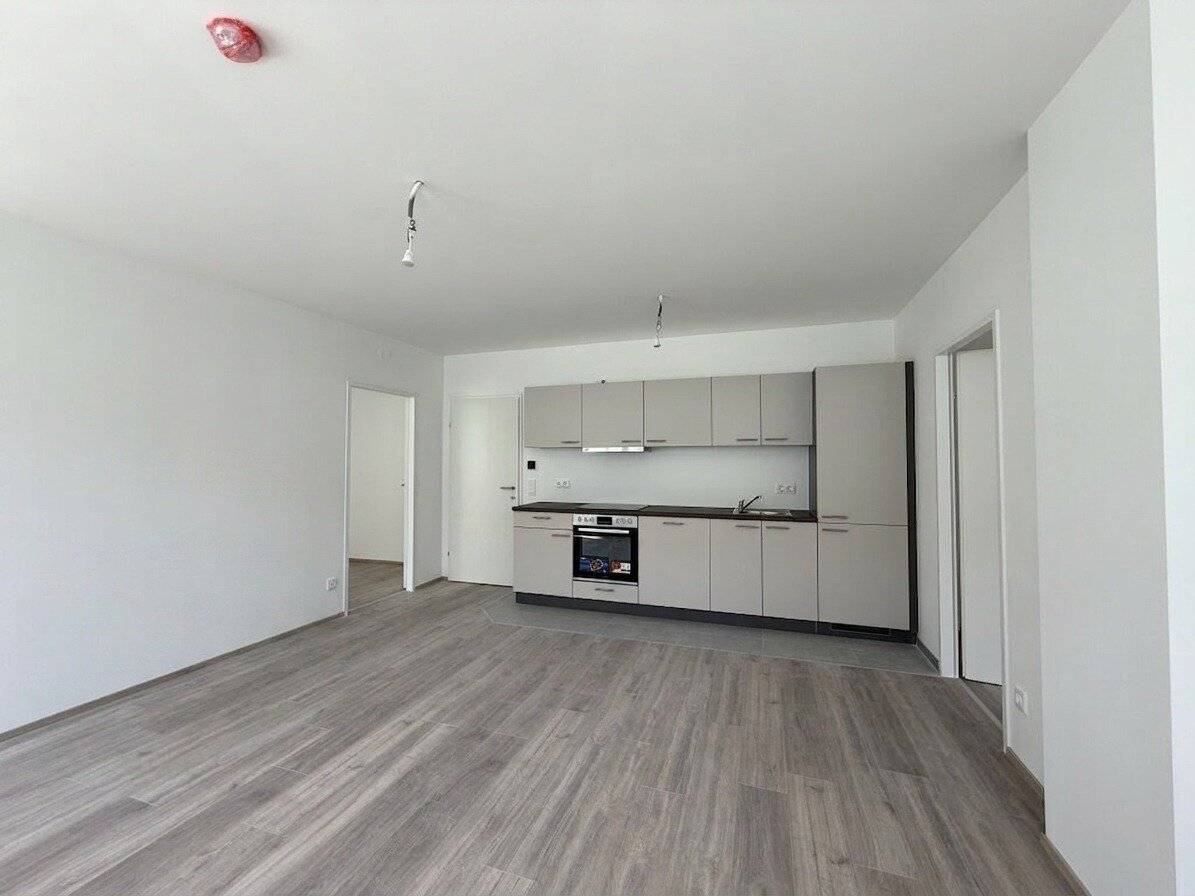 First occupancy New 3-room apartment with walk-in closet and cooling directly at U4 U6