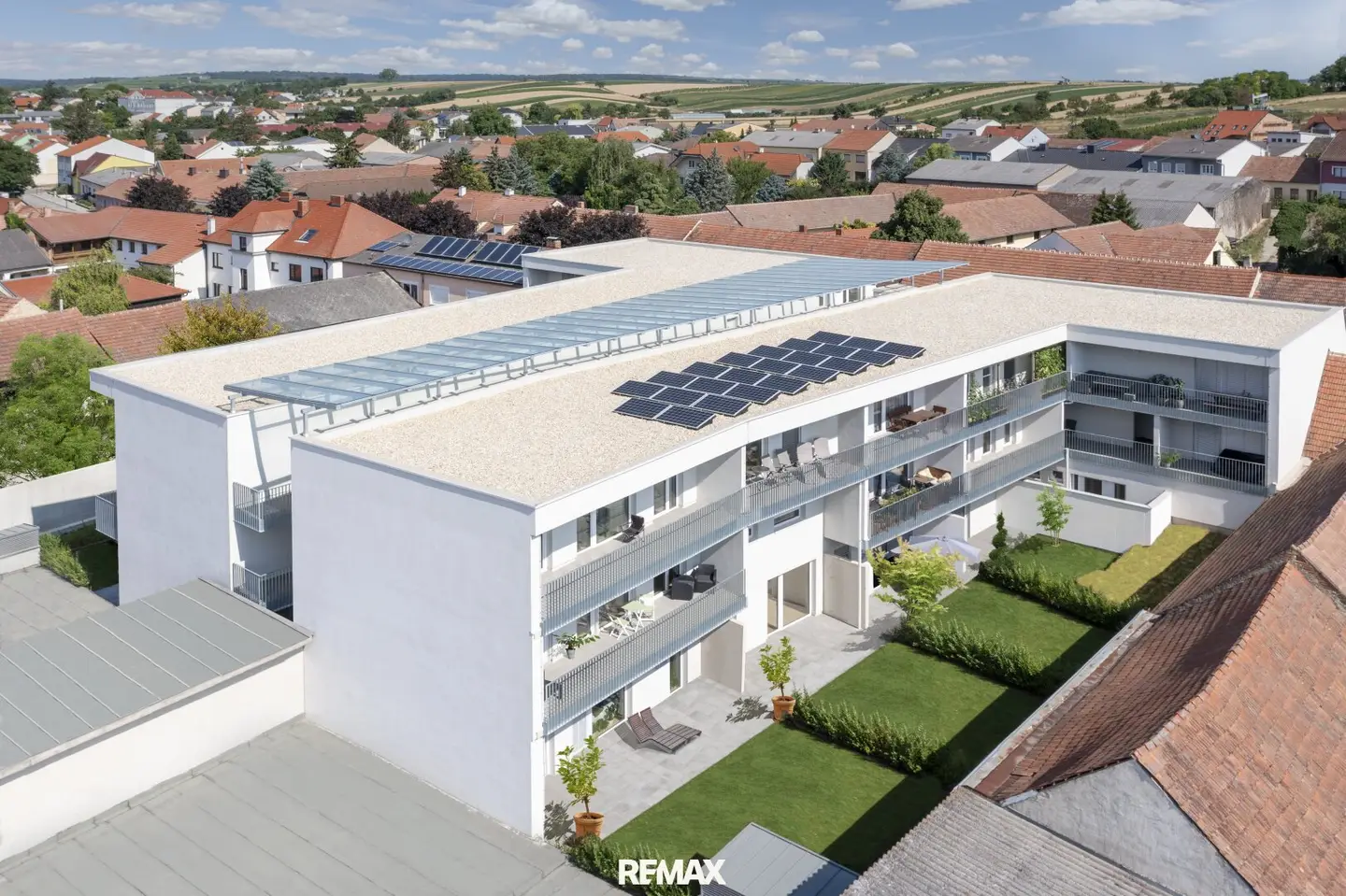 Like-new family apartment including underground parking space