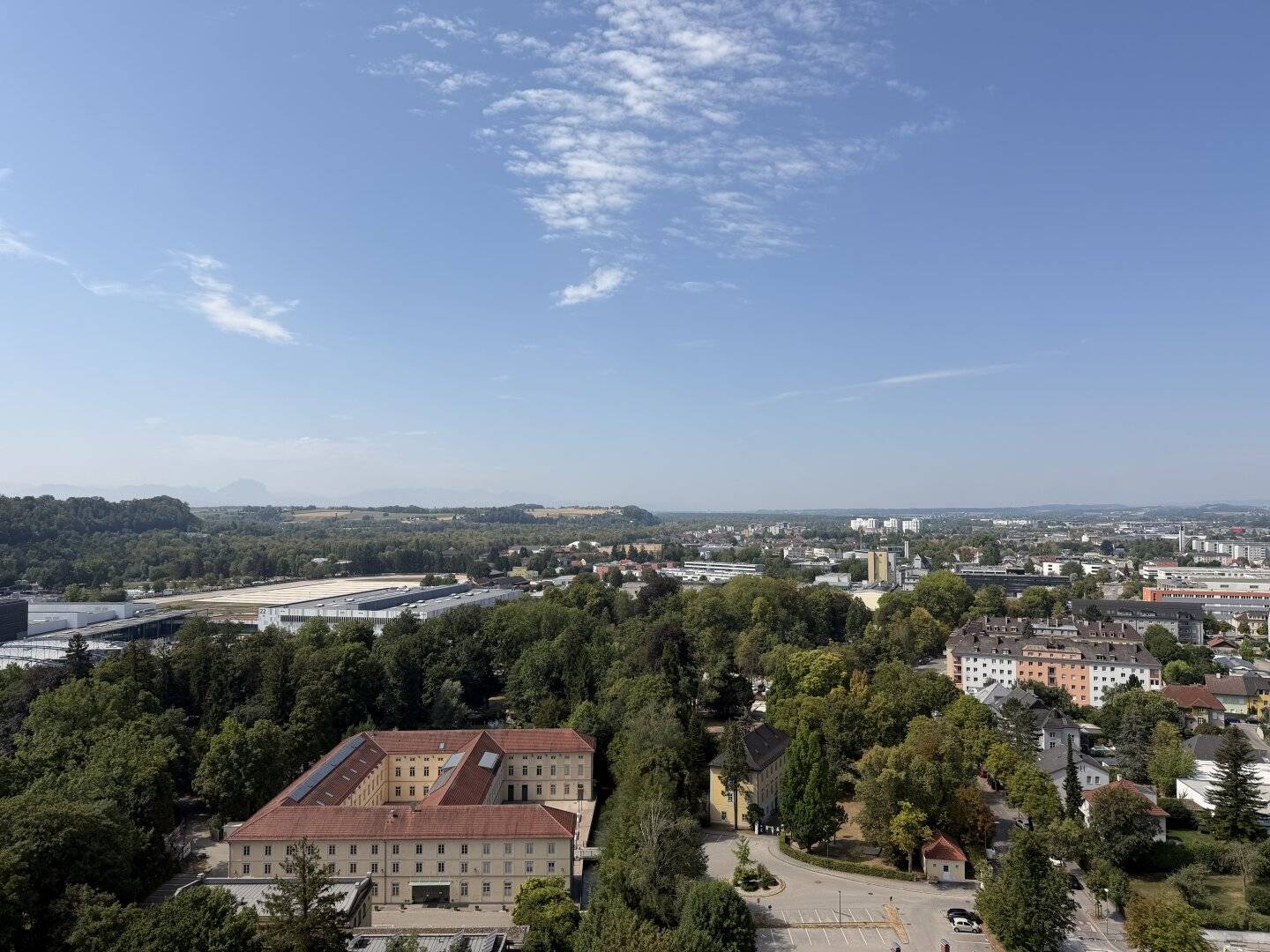 Top-renovated 2-room apartment on the 19th floor with dream view to the west