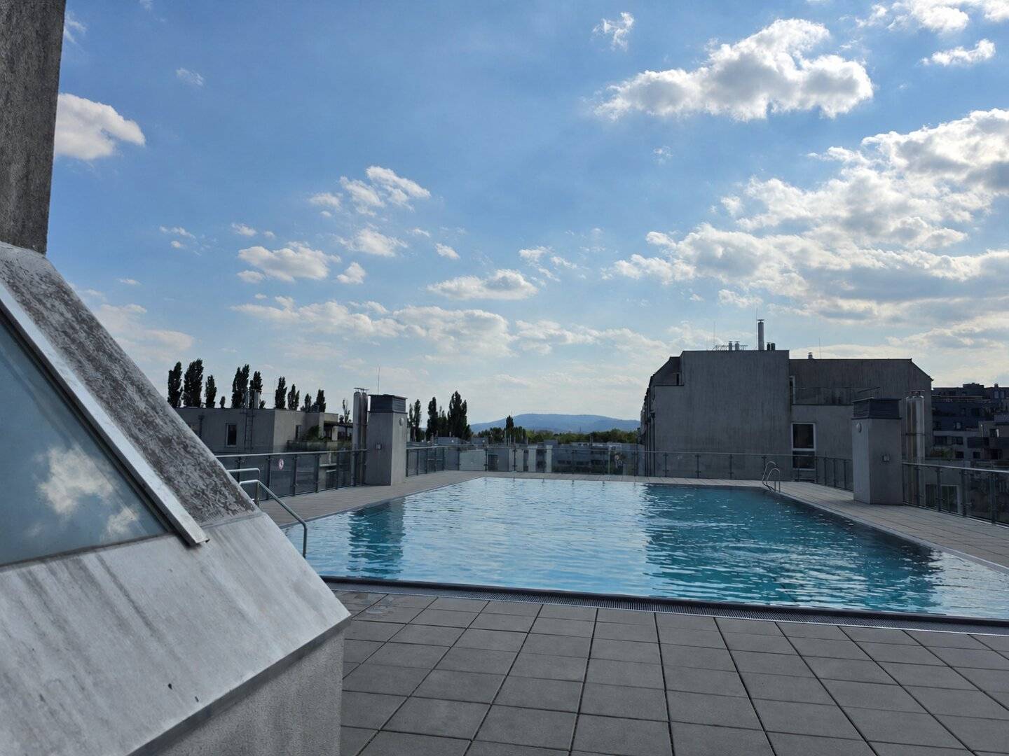 Neuwertige 3 Zimmer Eigentumswohnung mit Swimmingpool am Dach