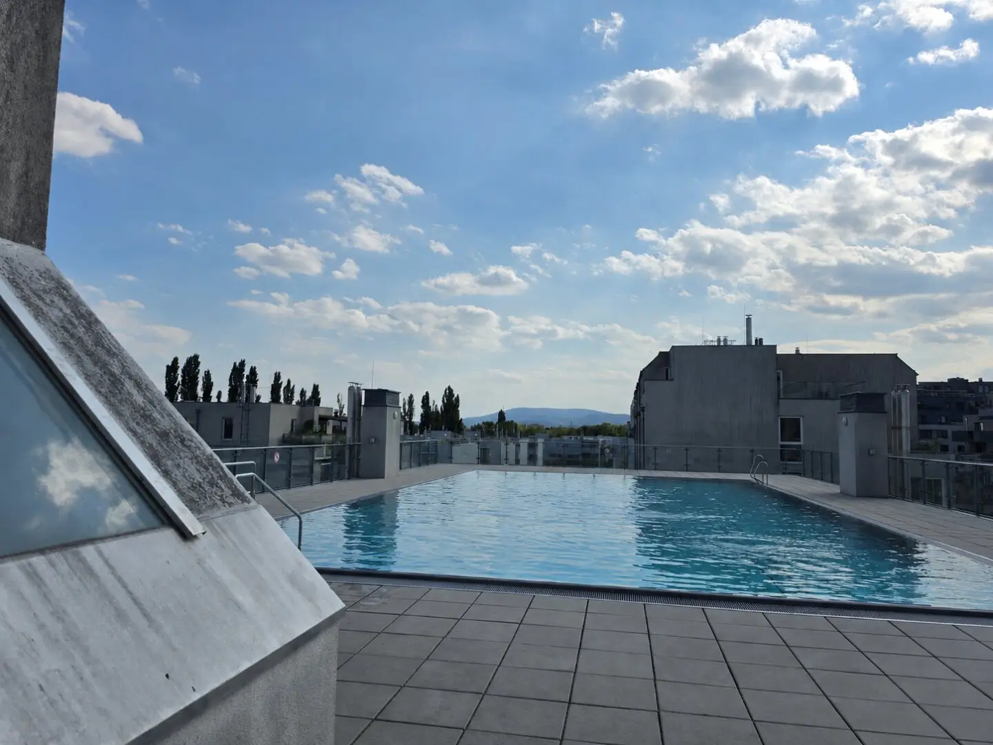 Like-new 3 room condominium with rooftop swimming pool