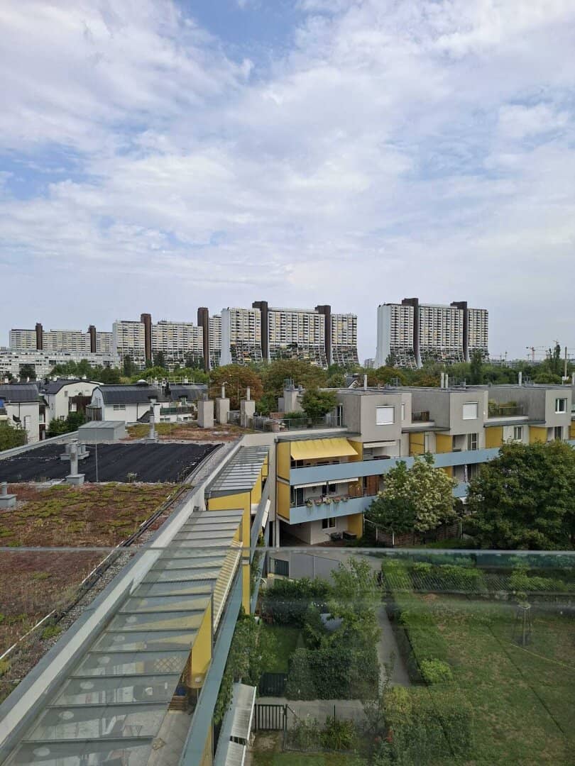 Neuwertige 3 Zimmer Eigentumswohnung mit Swimmingpool am Dach