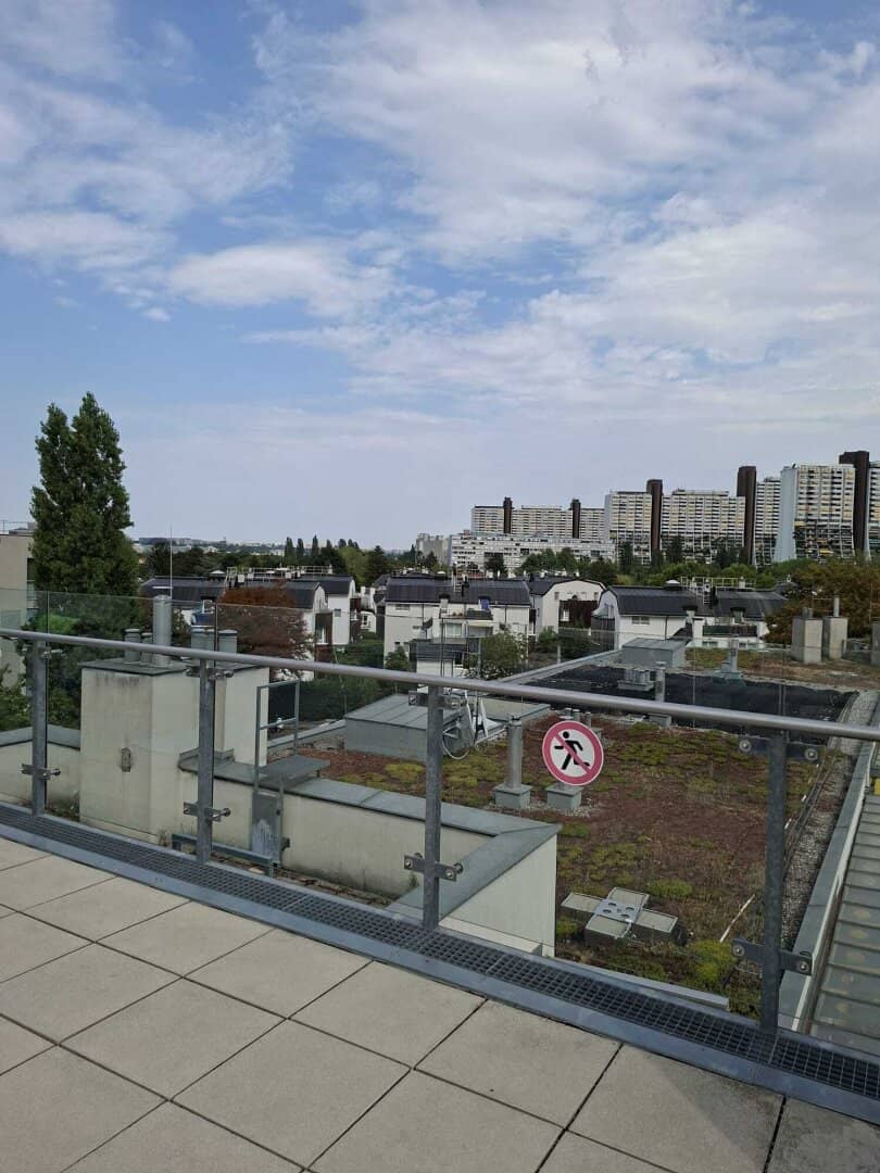 Neuwertige 3 Zimmer Eigentumswohnung mit Swimmingpool am Dach