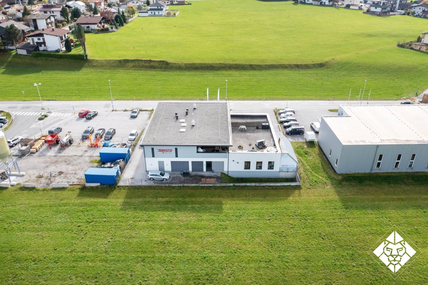 Modern commercial space with spacious warehouse for rent