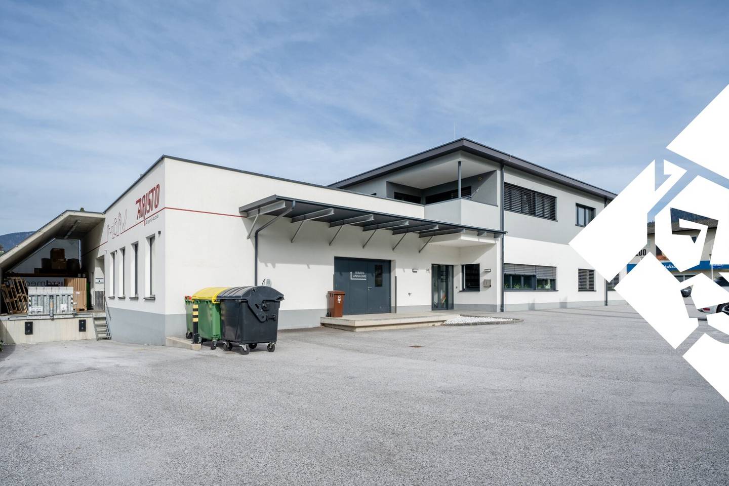Modern commercial space with spacious warehouse for rent