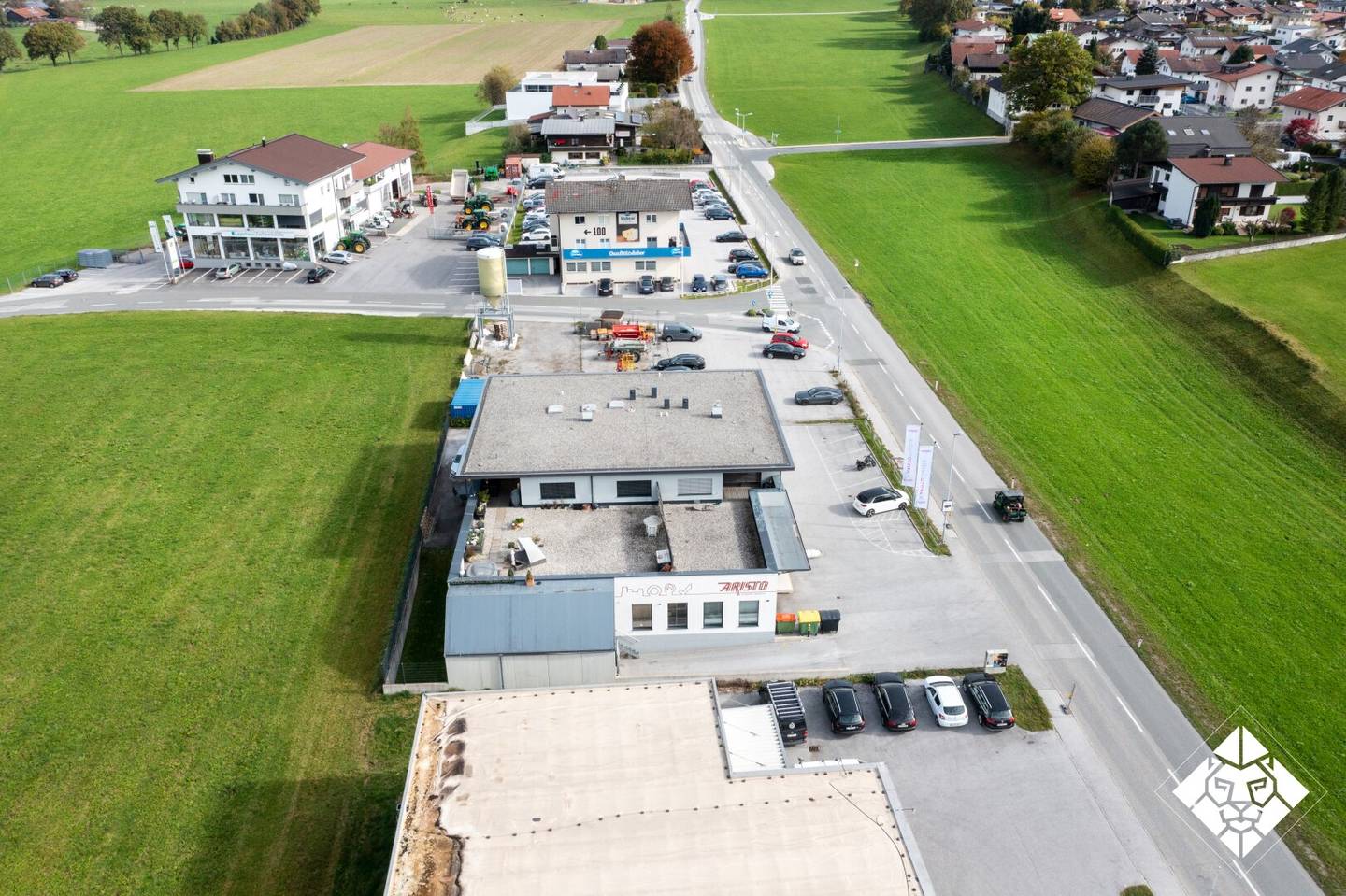 Modern commercial space with spacious warehouse for rent