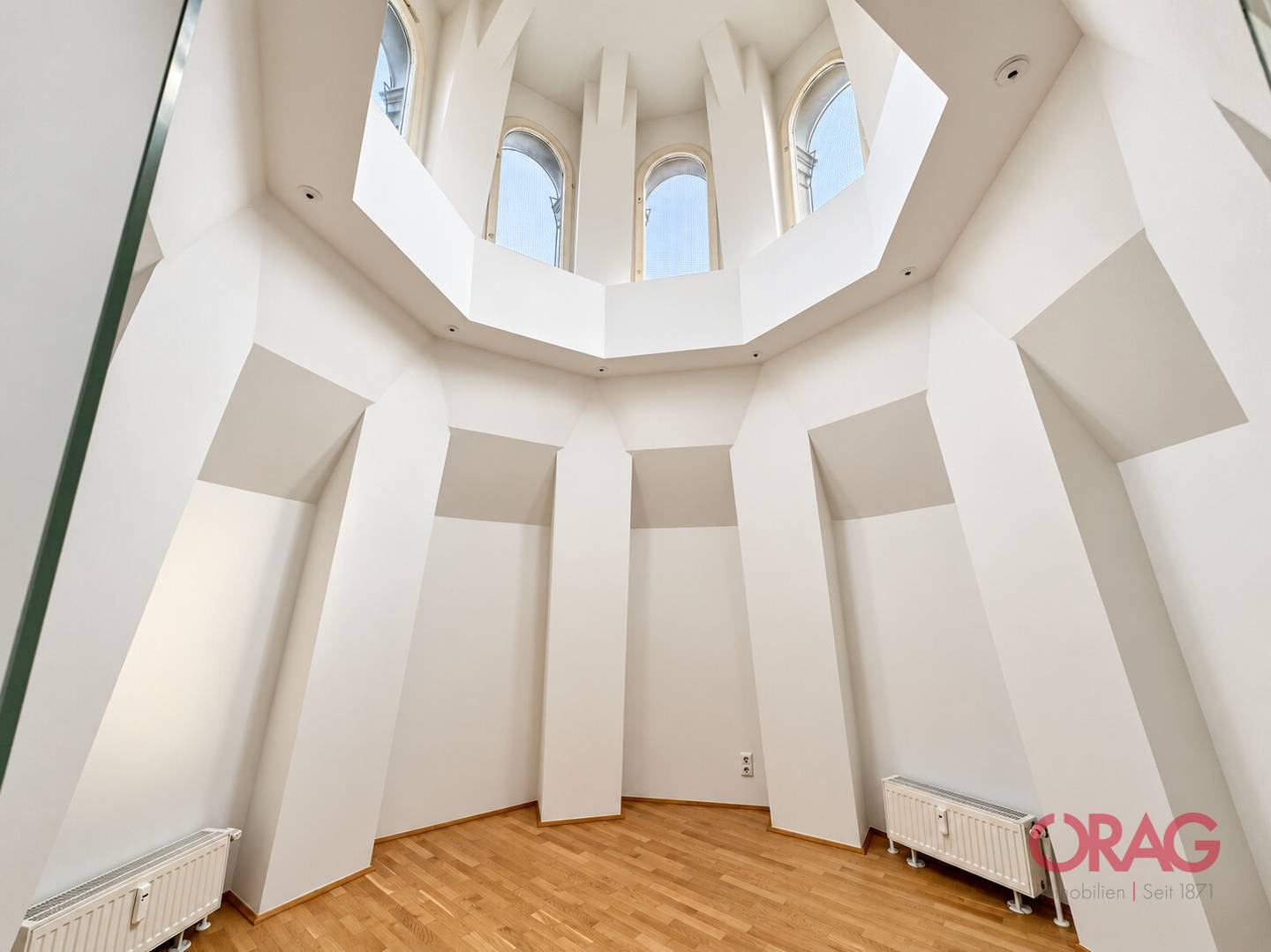 Altbauwohnung with parquet and air conditioning in Lugeck