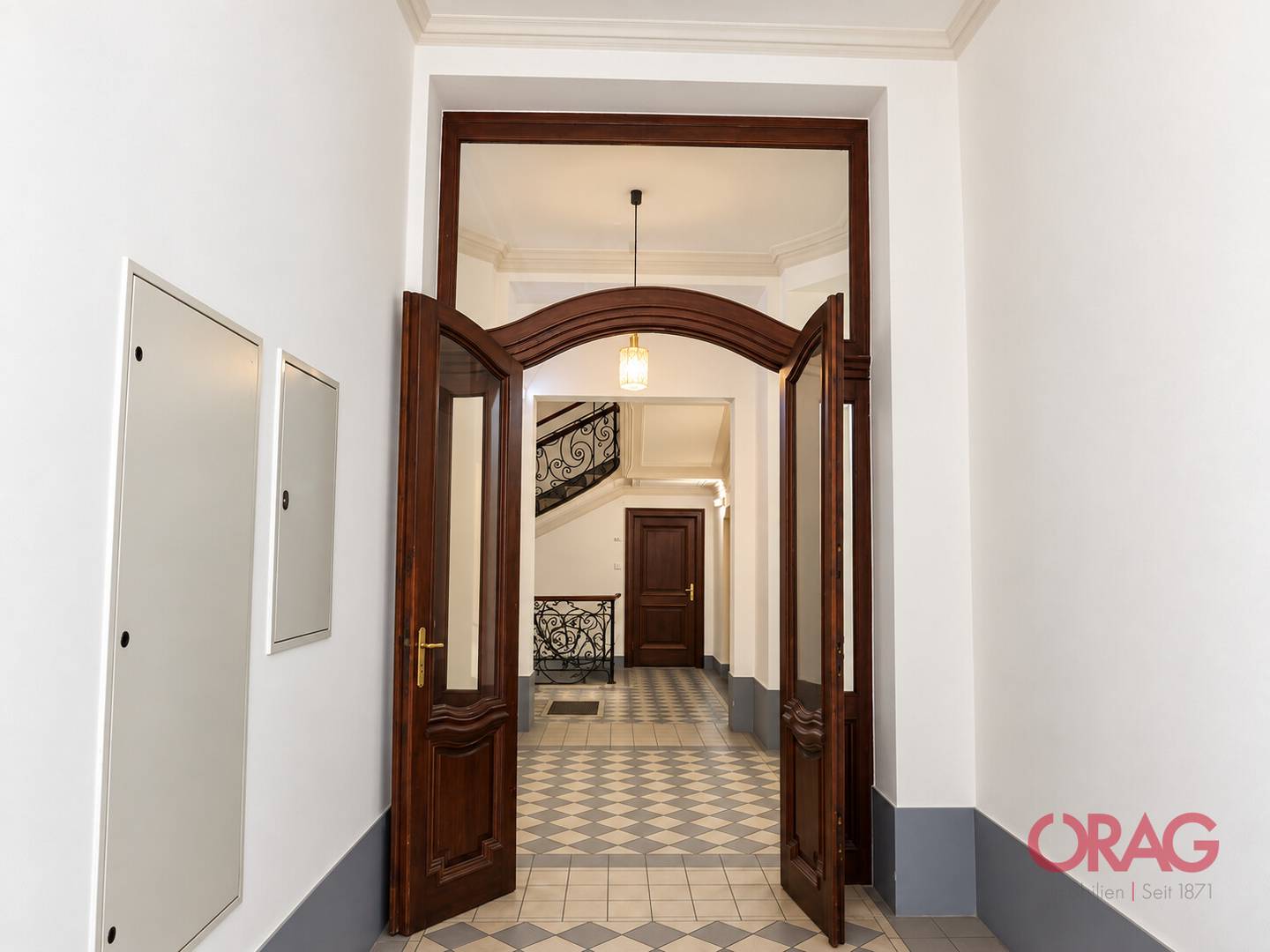 Altbauwohnung with parquet and air conditioning in Lugeck